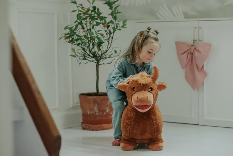 KREA Hop And Bounce Plush Cow – Hoppende plysjeku